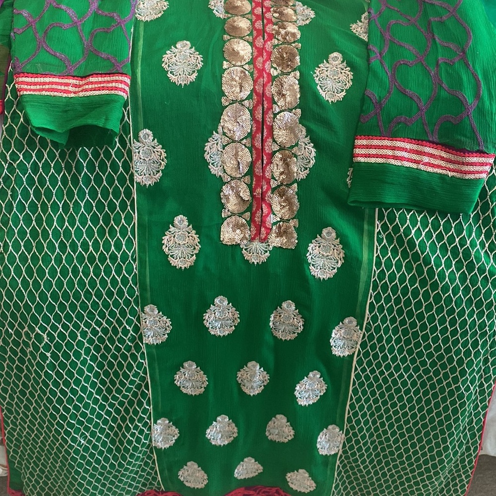 Beautiful Pakistani 3 Piece Suit - Picture 2 of 8